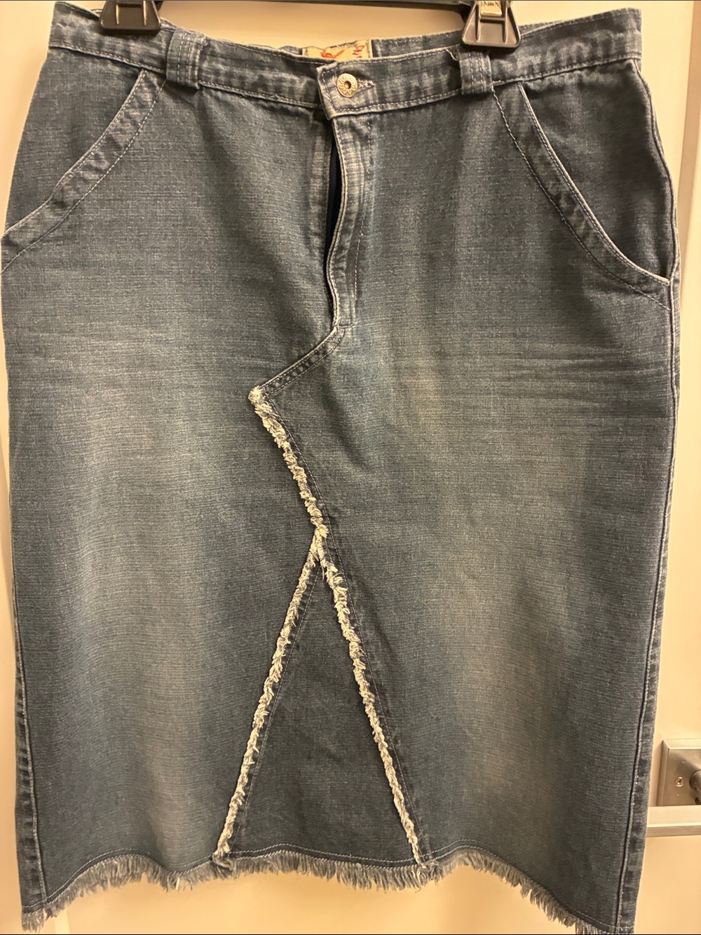 Felos Western midi denim skirt
Kickpleat on backside, no stretch.